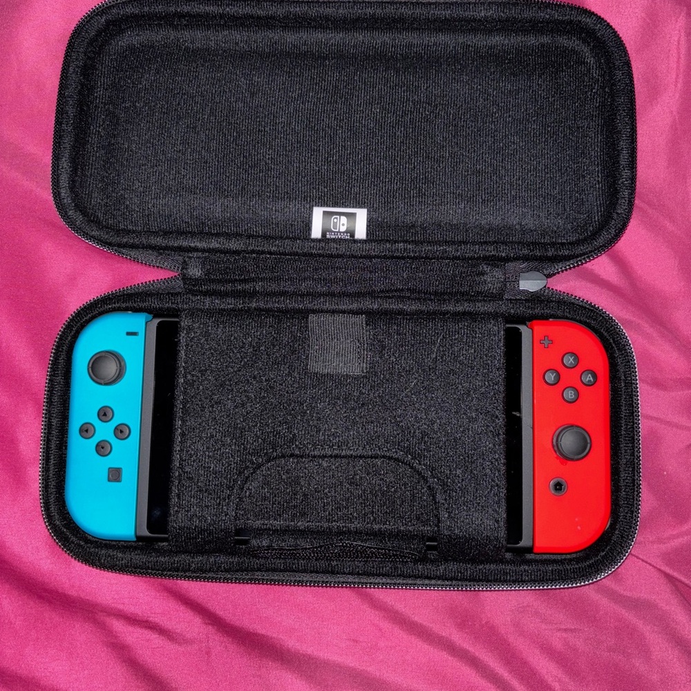 Nintendo Switch - Picture 2 of 11